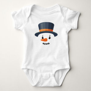 Niedlicher Schneemann mit Kindername, der den Mund Baby Strampler