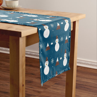 Niedlicher Schneemann & Schneeberg Blauer Winter Kurzer Tischläufer