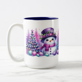 Niedlicher Schneemann umgeben von Weihnachtsbäumen Zweifarbige Tasse