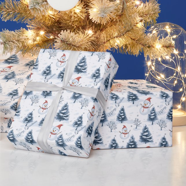 Niedlicher Schneemann und schneebedeckte Bäume fro Geschenkpapier (Feiertage)