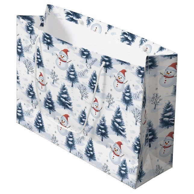 Niedlicher Schneemann und schneebedeckte Bäume fro Große Geschenktüte (Vorderseite Schrägansicht)