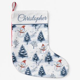 Niedlicher Schneemann und schneebedeckte Bäume fro Kleiner Weihnachtsstrumpf