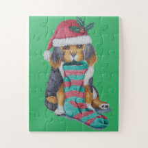 niedlicher, schwarz-brauner Welpe, zu Weihnachten 
