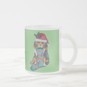 niedlicher, schwarz-brauner Welpe, zu Weihnachten  Mattglastasse