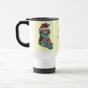 niedlicher, schwarz-brauner Welpe, zu Weihnachten Reisebecher