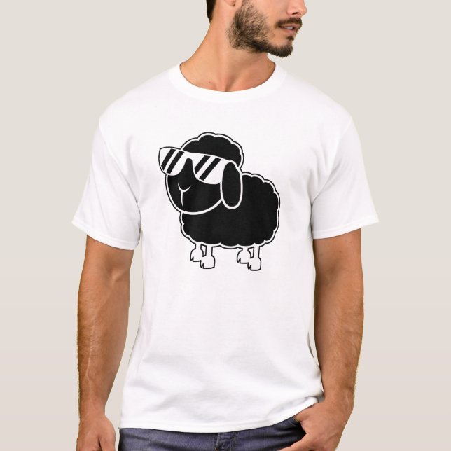 Niedlicher schwarze Schaf-Cartoon T-Shirt (Vorderseite)