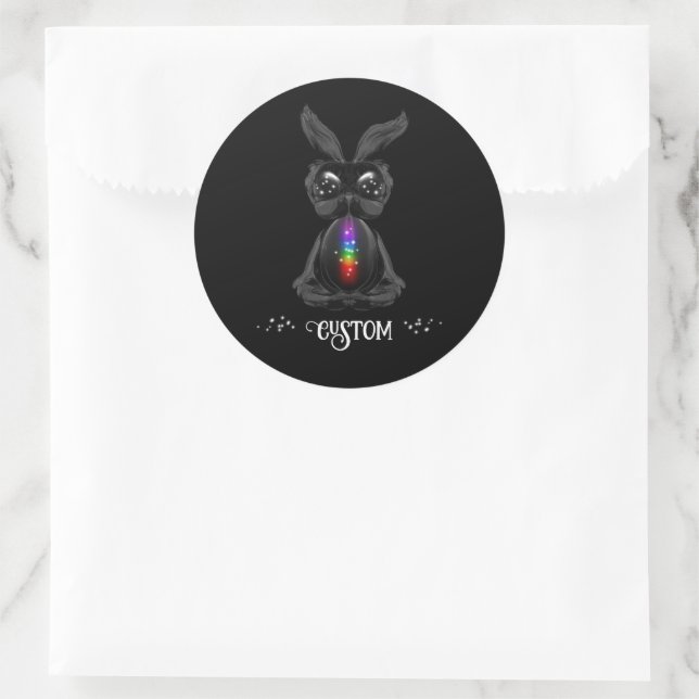 Niedlicher Schwarzer Bunny mit Chakra Rainbow Soul Runder Aufkleber (Tasche)