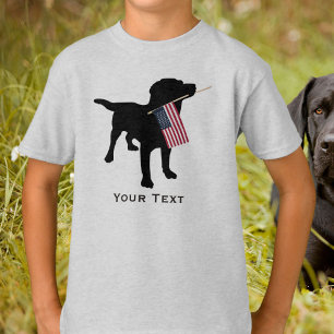 Niedlicher schwarzer Labrador-Hund, der T-Shirt