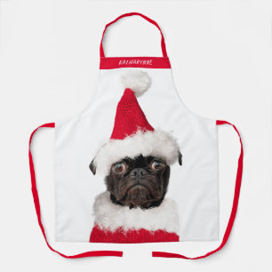 Niedlicher Schwarzer Mops in der Weihnachtsmannmüt Schürze