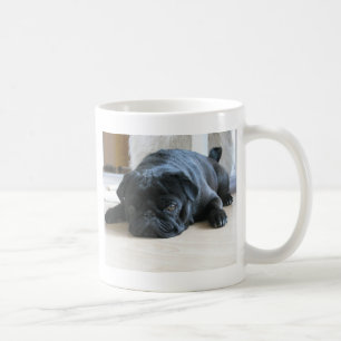 Niedlicher Schwarzer Mops Schlafen Kaffeetasse