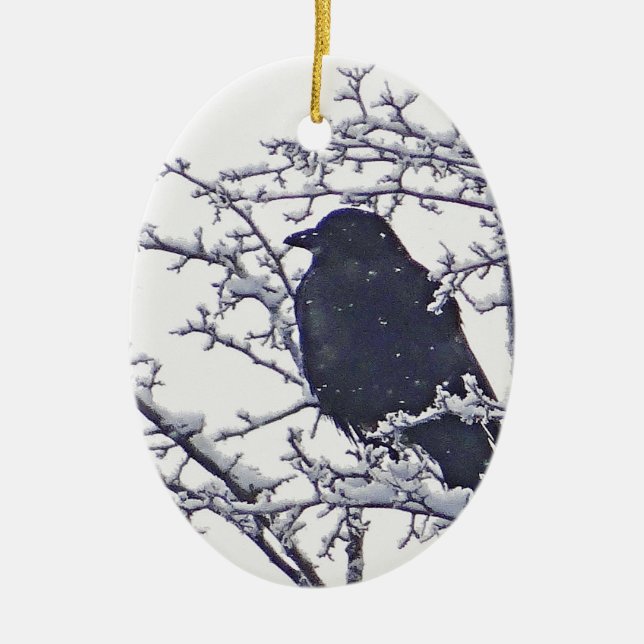 Niedlicher schwarzer Vogel in verschneiten Ästen Keramik Ornament (Vorne)