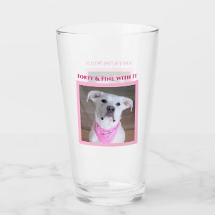 Niedlicher selbstbewusster Hund mit Seelenaugen vi Glas