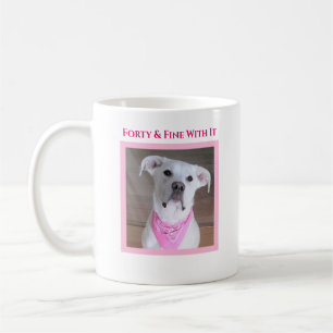 Niedlicher selbstbewusster Hund mit Seelenaugen vi Kaffeetasse