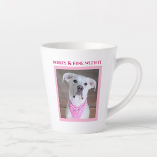 Niedlicher selbstbewusster Hund mit Seelenaugen vi Milchtasse