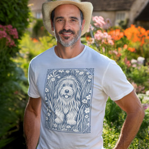Niedlicher Shaggy Hund in einem alten englischen G Tri-Blend Shirt