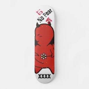 Niedlicher Shy Devil in der LIEBE Skateboard