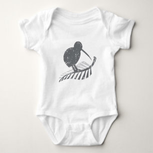 niedlicher silberner Kiwivogel und silberner Farn Baby Strampler