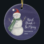 Niedlicher Snowman Reading Book Club Mit Monogramm Keramik Ornament<br><div class="desc">Die schöne Lesegruppe-Ornament,  um Ihren Urlaubbaum zu schmücken. Lesen,  trinken und Spaß machen in dieser Feriensaison! Ein fröhlicher Schneemann mit blauem Hintergrund. Mit Monogramm mit dem Namen und dem Jahr des Geschenkes.</div>