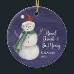 Niedlicher Snowman Reading Book Club Mit Monogramm Keramik Ornament<br><div class="desc">Die schöne Lesegruppe-Ornament,  um Ihren Urlaubbaum zu schmücken. Lesen,  trinken und Spaß machen in dieser Feriensaison! Ein fröhlicher Schneemann mit blauem Hintergrund. Mit Monogramm mit dem Namen und dem Jahr des Geschenkes.</div>