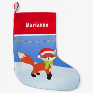 Niedlicher Snowy Fox in der Weihnachtsmannmütze Kleiner Weihnachtsstrumpf