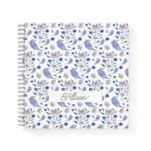 Niedlicher Sparrow und Blue-Blume-Hut