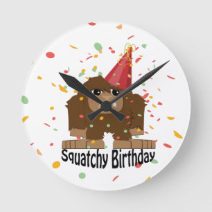 Niedlicher Squatchy Birthday Bigfoot Runde Wanduhr
