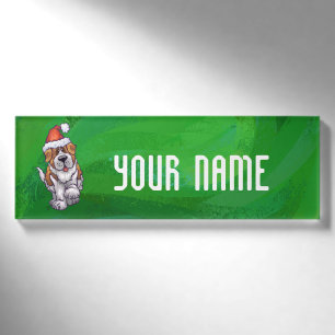 Niedlicher St. Bernard in Weihnachtsmannmütze auf Namenschild