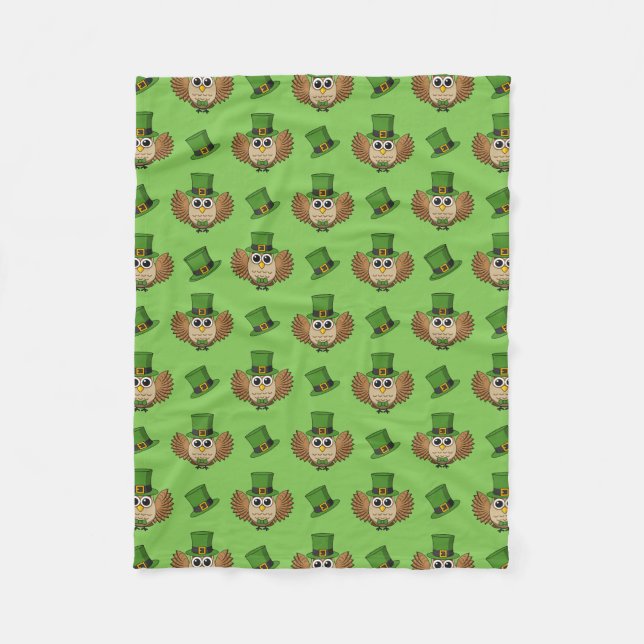 Niedlicher St. Patrick's Day Owl Cartoon Fleecedecke (Vorderseite)