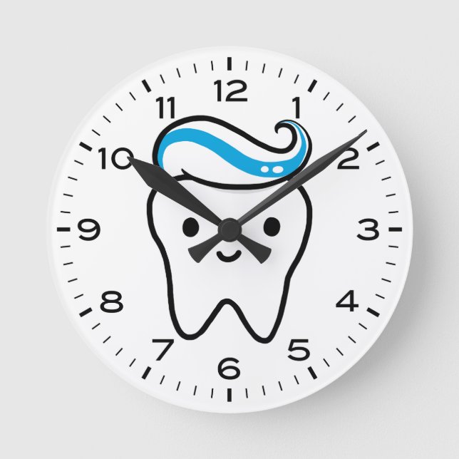 Niedlicher Stand mit Toothpaste Runde Wanduhr (Vorderseite)