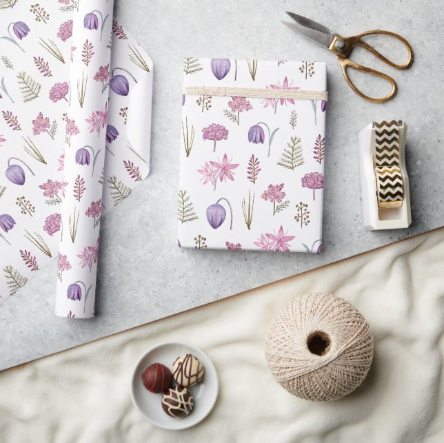 Niedlicher, stylischer Aquarell Pink Purple Blumen Geschenkpapier (Kunsthandwerk)