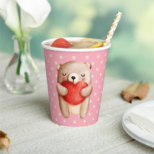 Niedlicher Teddybär mit einem roten Herz Pappbecher (In Situ)