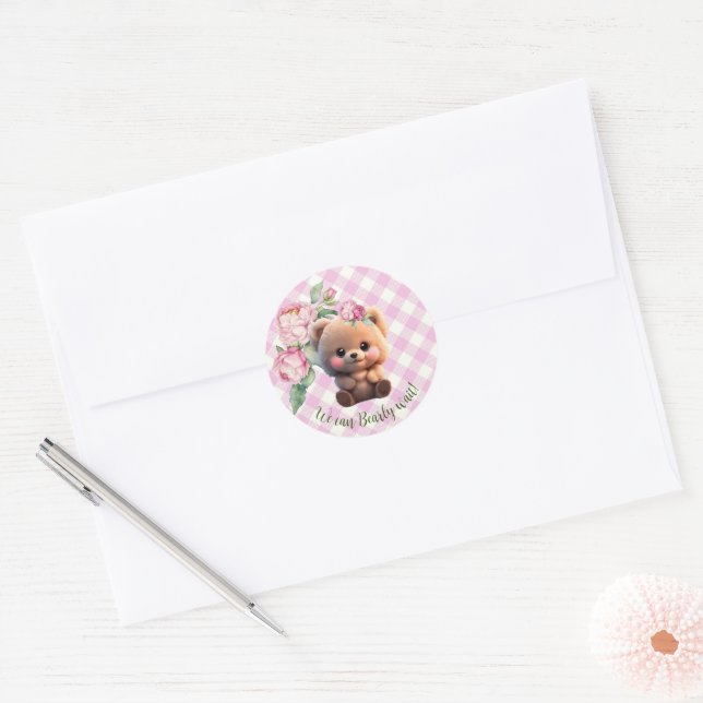 Niedlicher Teddybär Rosa Gingham Blütendusche Runder Aufkleber (Umschlag)