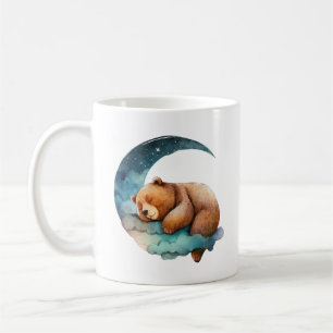 Niedlicher Teddybär schläft auf dem Halbmond Kaffeetasse