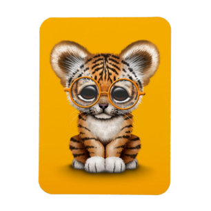 Niedlicher Tiger-Cub mit Brille auf Gelb Magnet