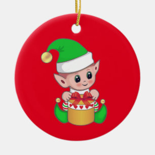 Niedlicher trendiger Weihnachtself auf Rot Keramik Ornament