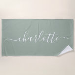 Niedlicher trendy Script Name Personalisiert Dusty Strandtuch<br><div class="desc">Niedliches trendy Script Name Personalisiert Beach Towel in Dusty Sage Green</div>