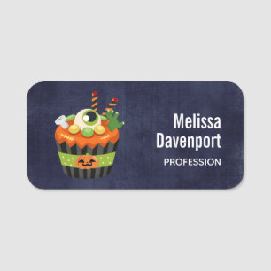 Niedlicher und grauenhafter Halloween Cupcake mit Namensschild