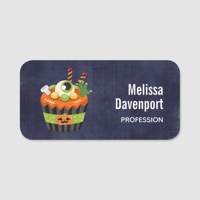 Niedlicher und grauenhafter Halloween Cupcake mit  Namensschild (Vorderseite)
