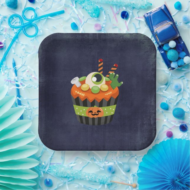 Niedlicher und grauenhafter Halloween Cupcake mit  Pappteller (Party)