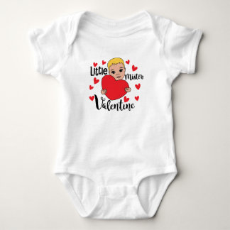 Niedlicher Valentine Boy Holding Herzstück Baby Strampler