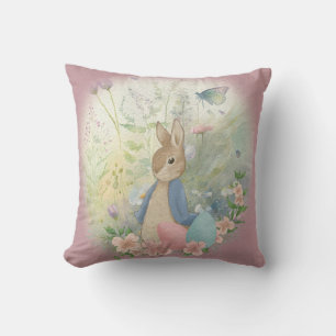Niedlicher vintage Hase auf einer Lichtung mit ein Kissen