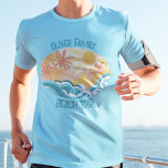 Niedlicher Vintager Strandwellen Sonnenschein Somm T-Shirt<br><div class="desc">Niedliche T - Shirt im Vintagen Stil mit aquamarinen Ozeanwellen und einer hellen Sonne mit Palmen im Sommer. Das coole Grunge-Design wird ergänzt durch einen bedrückten aquamarinen,  blauen Text für Ihren Familienurlaub oder Ihre Strandreise.</div>