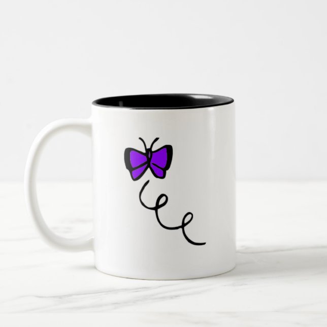 Niedlicher violetter lila Schmetterling Zweifarbige Tasse (Links)