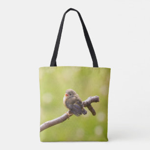 Niedlicher Vogel, der an einem Sommertag fröhlich Tasche
