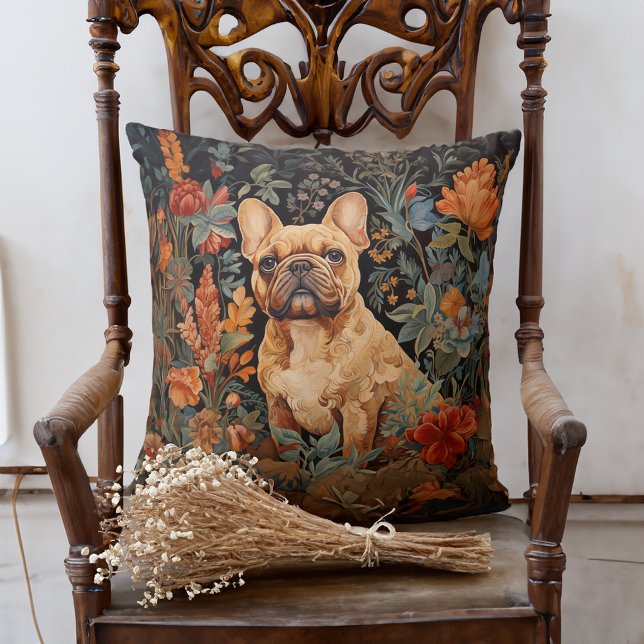 Niedlicher, von der Fauna bedeckter Bulldog in ein Kissen (Von Creator hochgeladen)