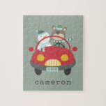Niedlicher Weihnachtsbär Snowman Red Car Individue<br><div class="desc">Genießen Sie die Feriensaison mit diesem niedlichen und farbenfrohen Puzzle, das eine skurrile Winterillustrierung eines bezaubernden Bären und Schneemans mit einem roten Auto enthält. Personalisieren Sie es mit Ihrem Namen in einem Retro-Schriftart, um es einzigartig zu machen. Dieses charmante Puzzle ist eine tolle Geschenkidee für Weihnachten, die Ihren Feierlichkeiten Spaß...</div>