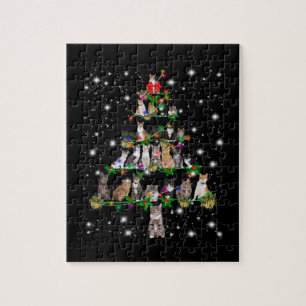 Niedlicher Weihnachtsbaum der Katze, gedeckt durch
