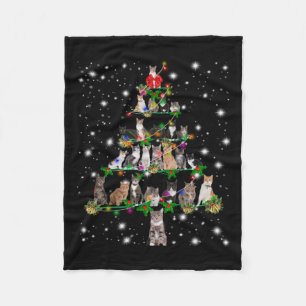 Niedlicher Weihnachtsbaum der Katze, gedeckt durch Fleecedecke