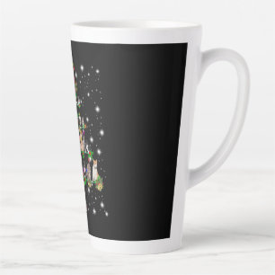 Niedlicher Weihnachtsbaum der Katze, gedeckt durch Milchtasse