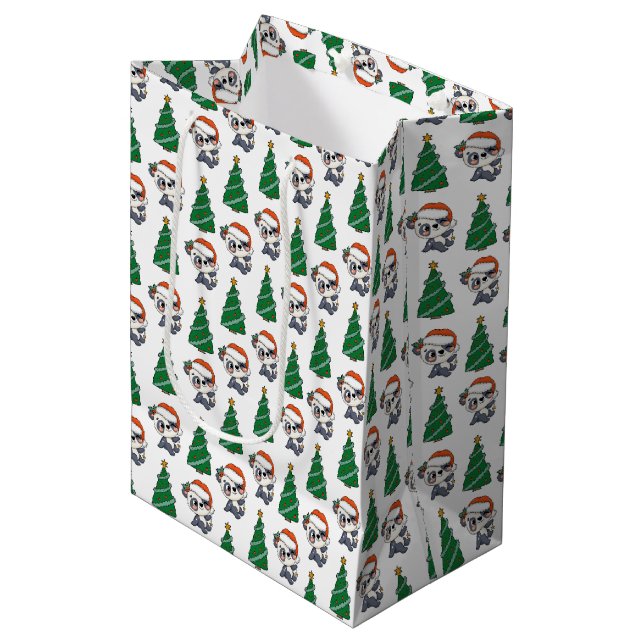 Niedlicher Weihnachtsbaum Panda Rote Weihnachtsman Mittlere Geschenktüte (Vorderseite Schrägansicht)